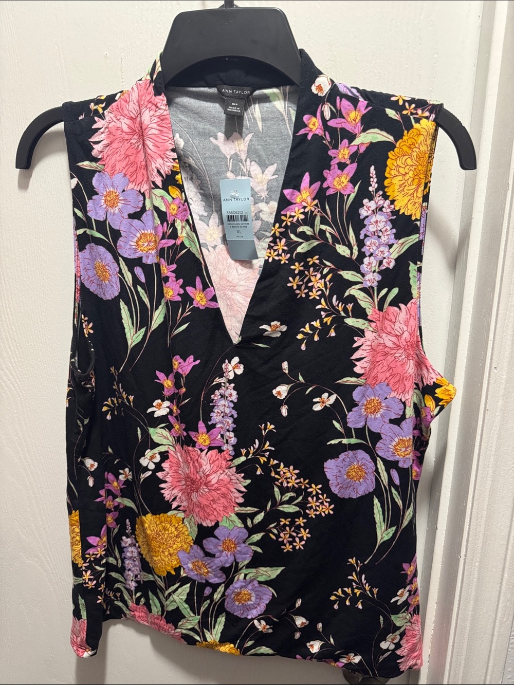Ann Taylor Black Floral V-Neck Sleeveless Camisole